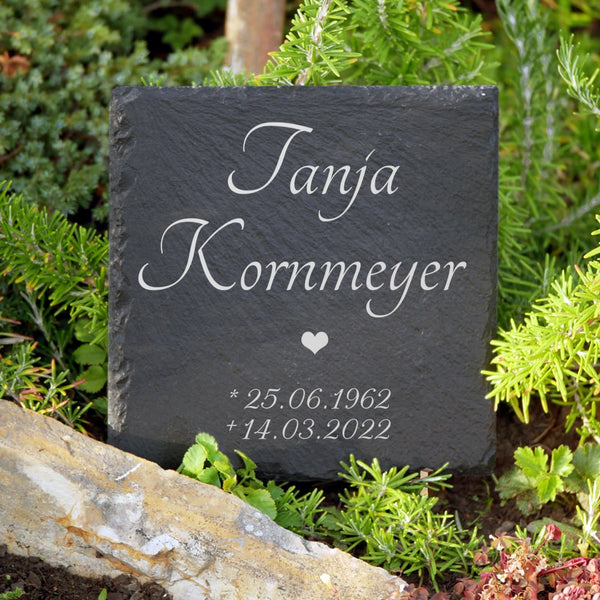 Laden Sie das Bild in den Galerie-Viewer, Kleiner Gedenk- & Trauerstein aus Schiefer mit Herz Gravur | MEMORIAM.