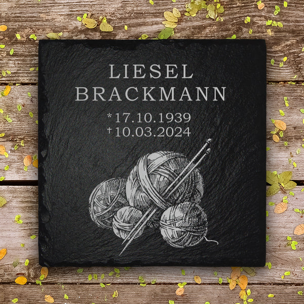 Laden Sie das Bild in den Galerie-Viewer, Gedenk- & Trauertafel mit Wollknäuel Gravur und Inschrift | MEMORIAM.
