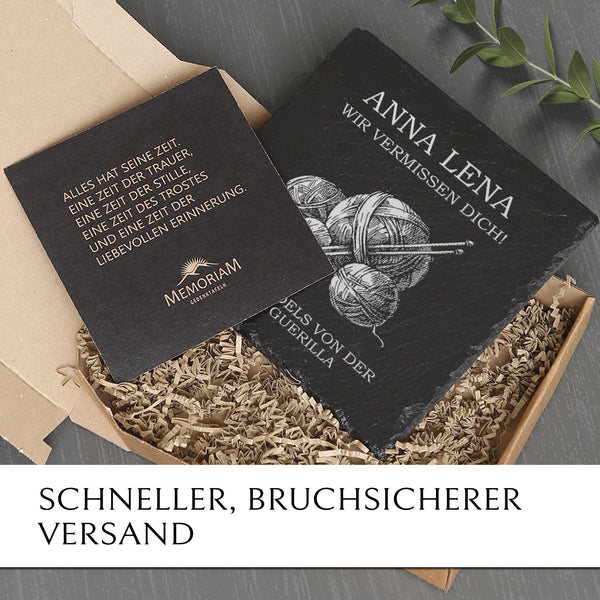 Laden Sie das Bild in den Galerie-Viewer, Gedenk- & Trauertafel aus Schiefer mit Wollknäuel Gravur online kaufen | MEMORIAM.