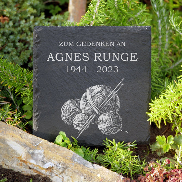 Laden Sie das Bild in den Galerie-Viewer, Gedenk- & Trauertafel mit Wollknäuel Gravur online bestellen | MEMORIAM.