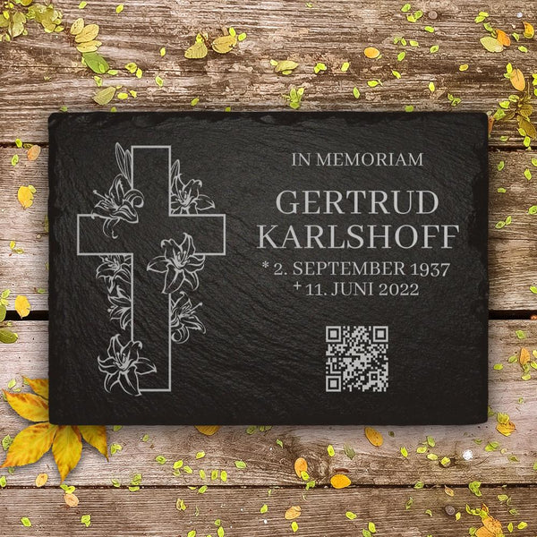 Laden Sie das Bild in den Galerie-Viewer, Gedenkstein Tafel aus Schiefer mit QR Code, Kreuz & Beschriftung von MEMORIAM Gedenktafeln