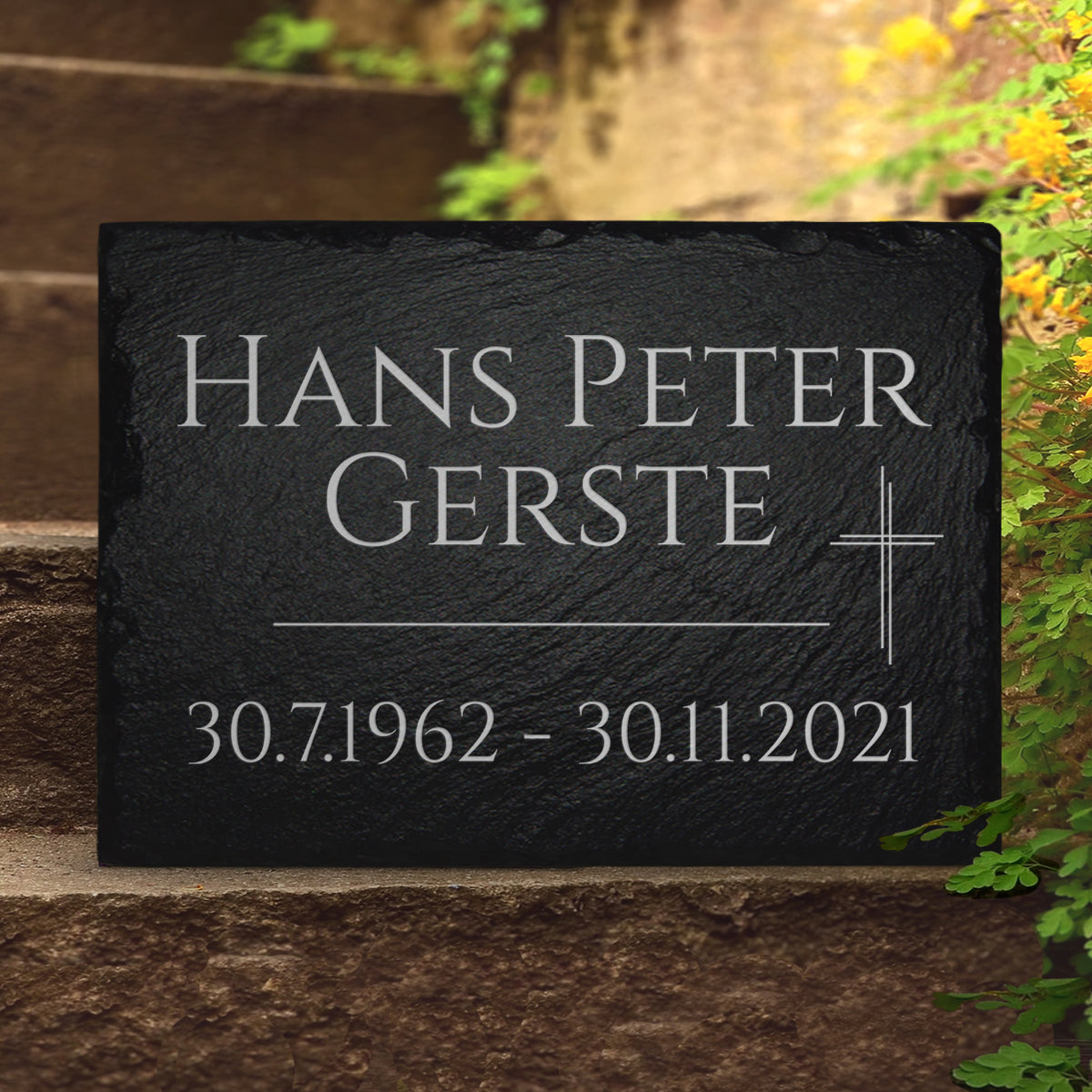 Urnengrab Grabplatte 30x40 cm aus natürlichem Schiefer inkl. Beschriftung und Kreuz Gravur von MEMORIAM Gedenktafeln.