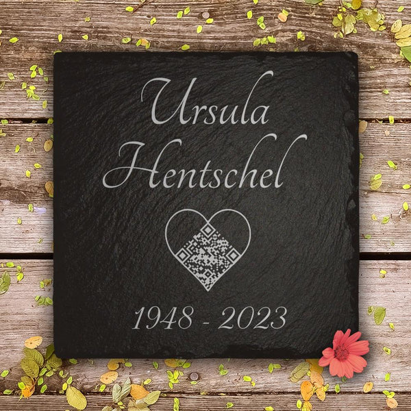Laden Sie das Bild in den Galerie-Viewer, Gedenktafel aus Schiefer mit QR Code, Herz & Beschriftung von MEMORIAM Gedenktafeln