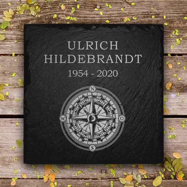 Laden Sie das Bild in den Galerie-Viewer, Urnengrab Grabsteinplatte mit Kompass online bestellen bei MEMORIAM.