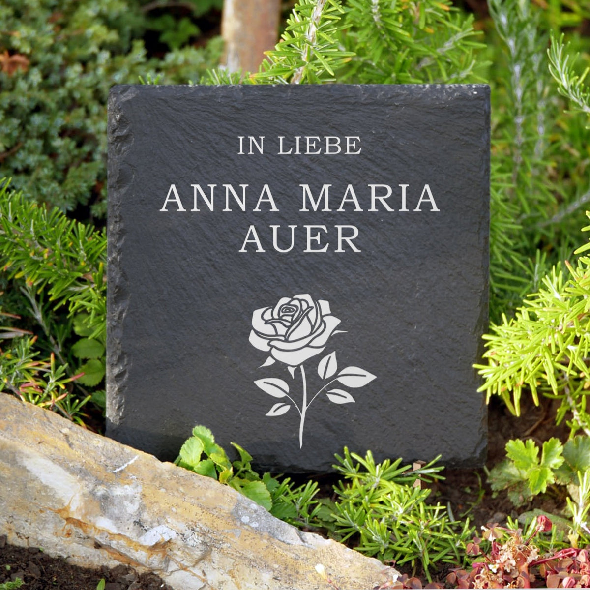 Grabplatte Rose 30x30 cm fĂŒr Erd- und Urnengrab. Aus Schiefer inkl. Gravur und Beschriftung | MEMORIAM Gedenktafeln.