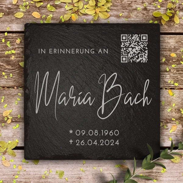 Laden Sie das Bild in den Galerie-Viewer, Grabstein Platte aus Schiefer mit QR Code & Beschriftung von MEMORIAM Gedenktafeln