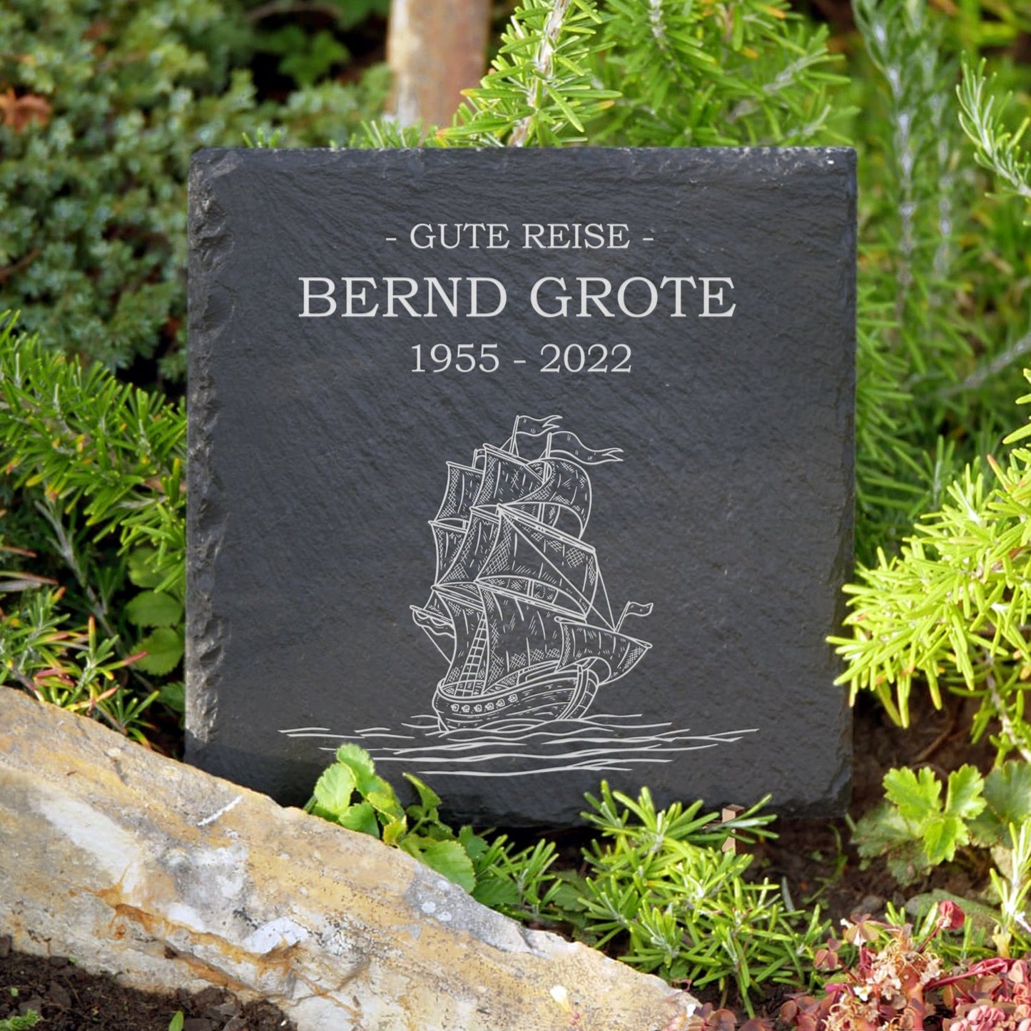 Urnengrab Grabsteinplatte mit Segelschiff online bestellen bei MEMORIAM.