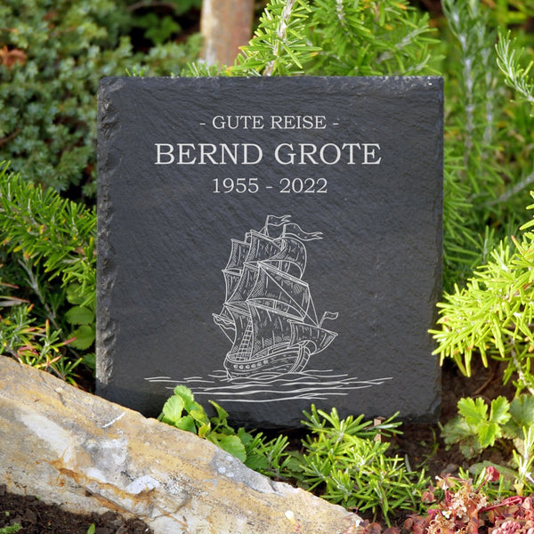 Laden Sie das Bild in den Galerie-Viewer, Urnengrab Grabsteinplatte mit Segelschiff online bestellen bei MEMORIAM.