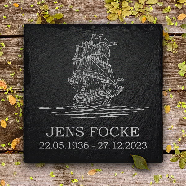Laden Sie das Bild in den Galerie-Viewer, Grabsteinplatte Segelschiff für Erd- und Urnengrab | MEMORIAM.