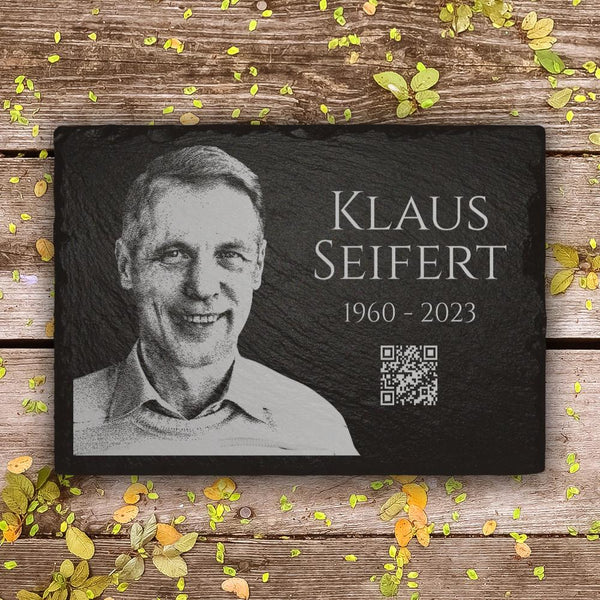 Laden Sie das Bild in den Galerie-Viewer, Grabtafel aus Schiefer mit QR Code, Portrait & Beschriftung von MEMORIAM Gedenktafeln