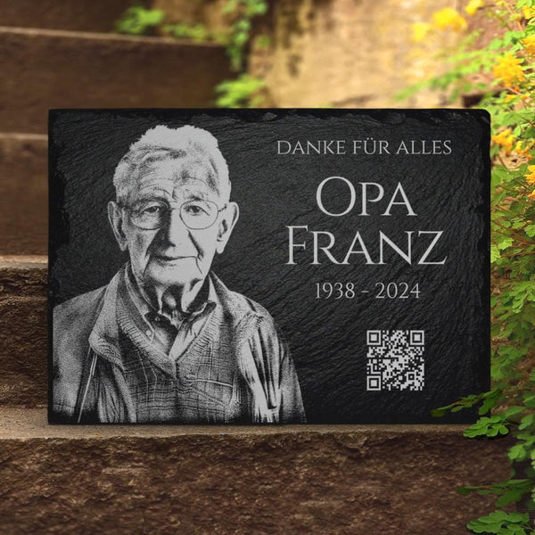 Laden Sie das Bild in den Galerie-Viewer, Grabtafel aus Schiefer mit Foto Gravur & QR-Code für digitale Gedenkseite | Von MEMORIAM