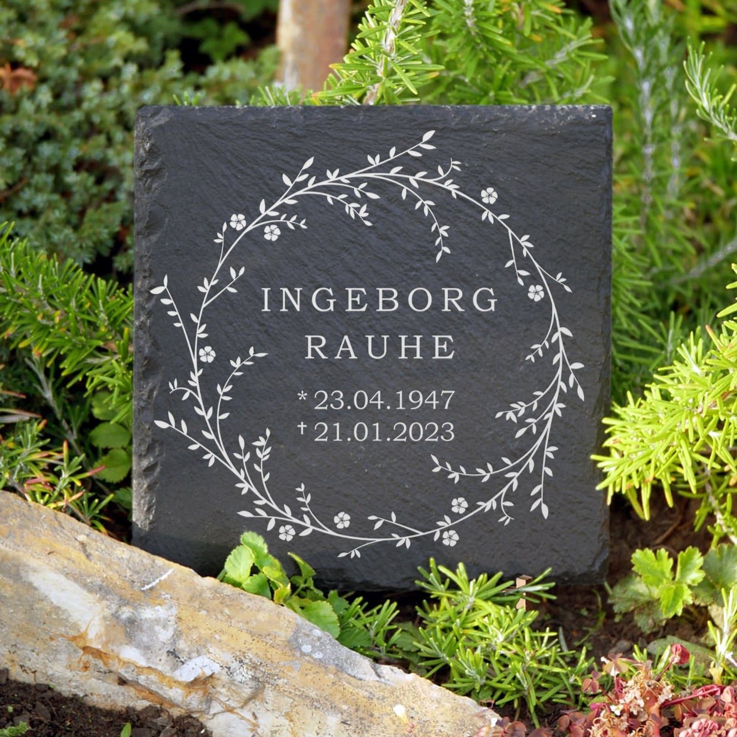 Urnengrabstein 30x30 aus Naturschiefer inkl. Weidekranz-Gravur und Inschrift | MEMORIAM Gedenktafeln.