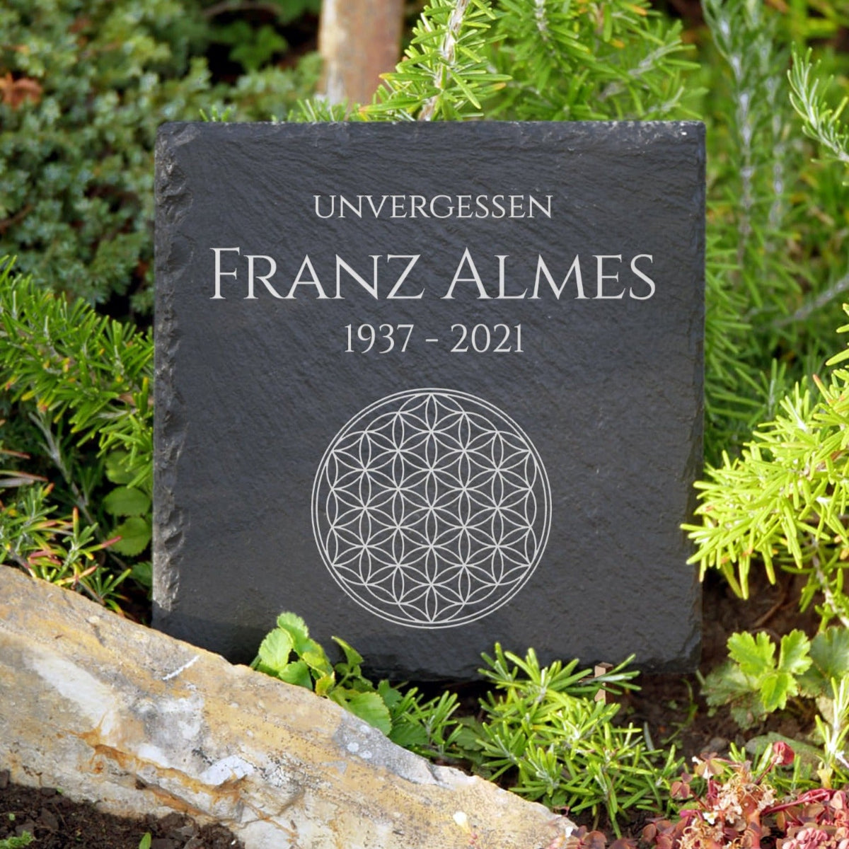 Einzelgrab Grabplatte 30x30 cm inkl. Lebensblume Design & Gravur | MEMORIAM Gedenktafeln.