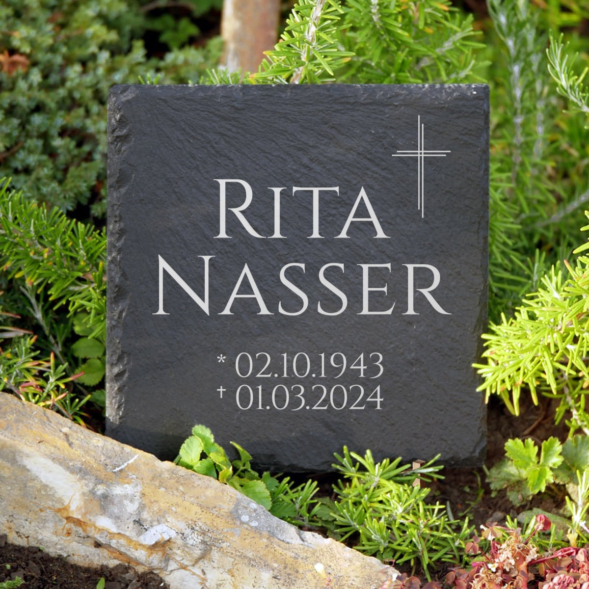 Grabstein Platte 30x30 für Urnengrab inkl. Kreuz Gravur und Beschriftung von MEMORIAM Gedenktafeln.
