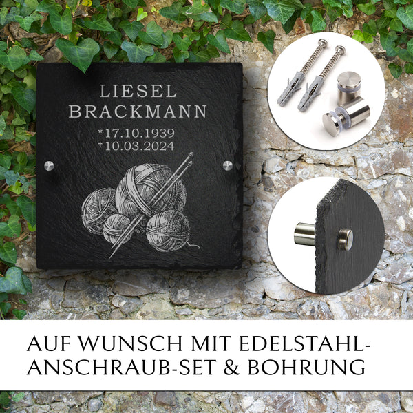 Laden Sie das Bild in den Galerie-Viewer, Liebevolle Gedenk- & Trauertafel aus Schiefer mit Wollknäuel Gravur | MEMORIAM.