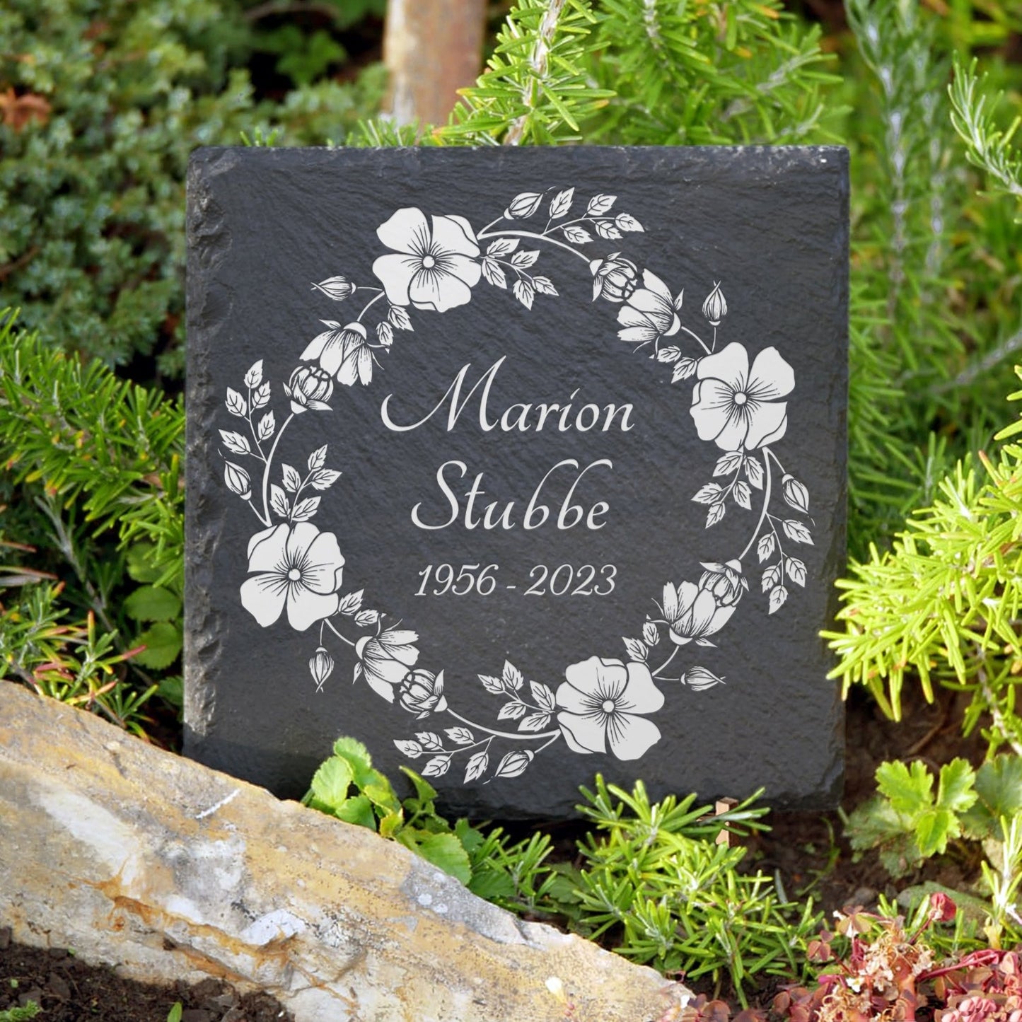 Urnengrab Grabtafel 30x30 cm mit Blumenkranz-Gravur und Wunsch-Text | MEMORIAM Gedenktafeln.
