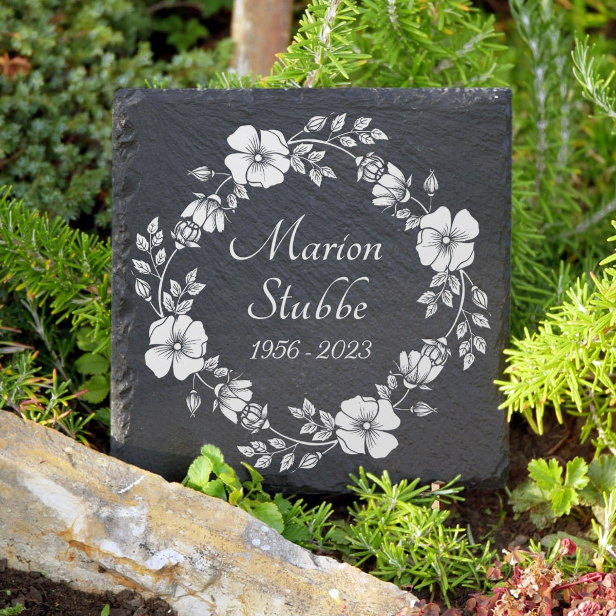 Grabtafel zur Trauerfeier. Inkl. Blumenkranz-Motiv & Inschrift | MEMORIAM Gedenktafeln.