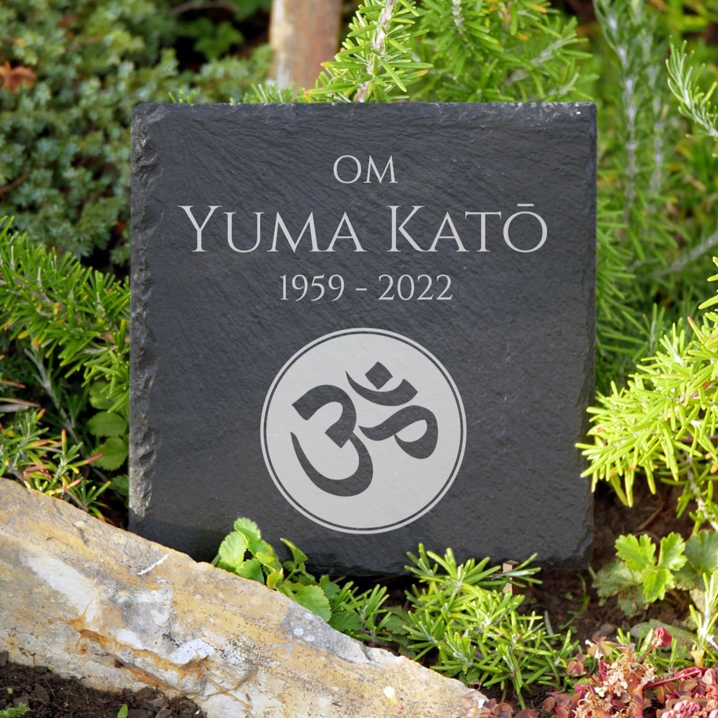 Grab- & Gedenkstein OM 30x30 cm preiswert online bestellen bei MEMORIAM.