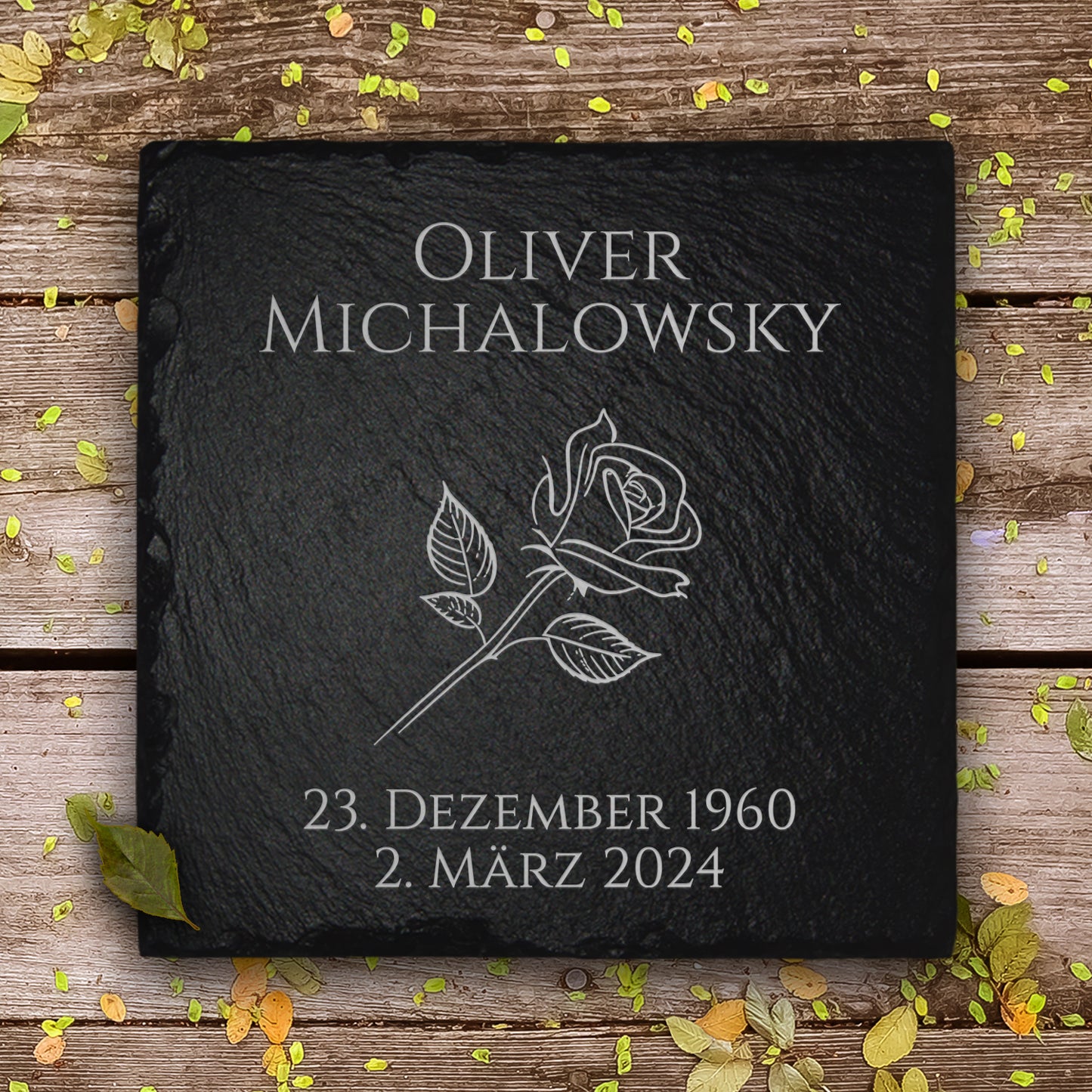 Trauerstein aus Schiefer mit Rose Gravur & Inschrift im MaĂ 20x20 cm. Von MEMORIAM Gedenktafeln.