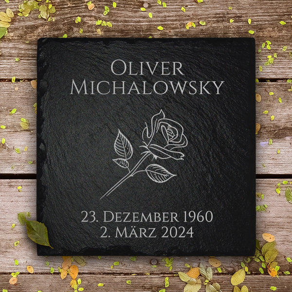 Laden Sie das Bild in den Galerie-Viewer, Trauerstein aus Schiefer mit Rose Gravur & Inschrift im Maß 20x20 cm. Von MEMORIAM Gedenktafeln.