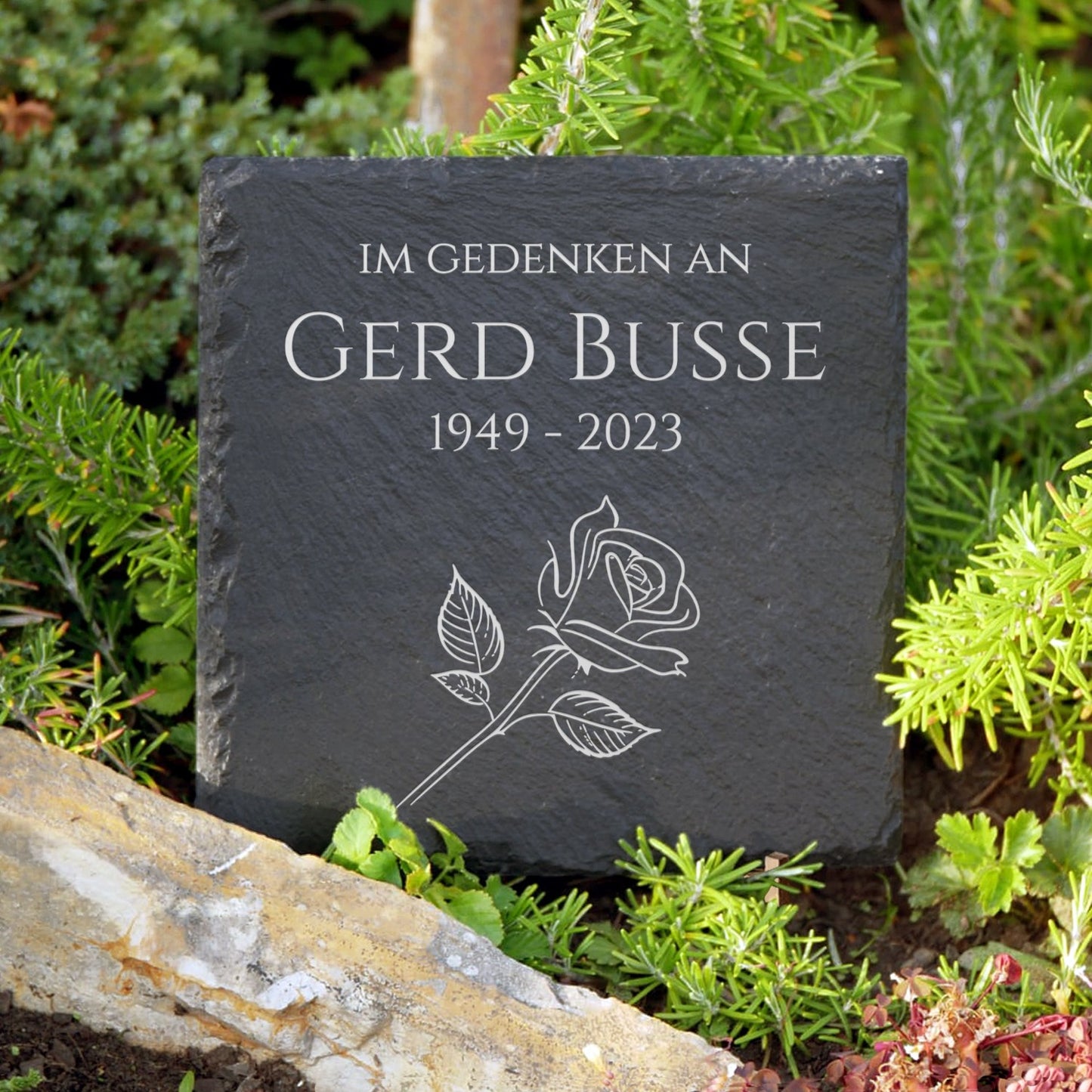 Trauerstein aus Schiefer mit Rose Gravur & Inschrift nach Wunsch. Online bestellen bei MEMORIAM Gedenktafeln.