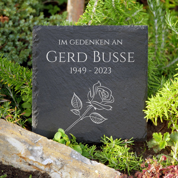 Laden Sie das Bild in den Galerie-Viewer, Trauerstein aus Schiefer mit Rose Gravur & Inschrift nach Wunsch. Online bestellen bei MEMORIAM Gedenktafeln.