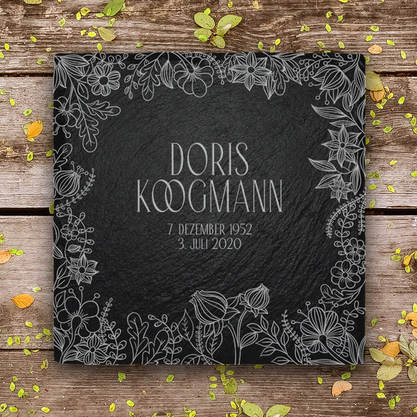 Laden Sie das Bild in den Galerie-Viewer, Kleiner Urnengrabstein | Liegeplatte aus Schiefer mit Text | MEMORIAM.