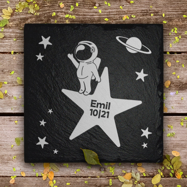 Sternenkind Grabtafel aus Schiefer mit Astronaut-Design und Name | Von MEMORIAM Gedenktafeln.