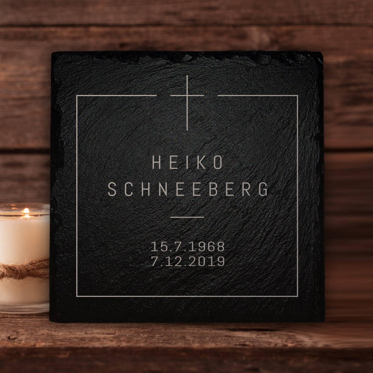 Urnengrab Grabplatte 30x30 cm. Aus Schiefer mit Kreuzrahmen Gravur und Text nach Wunsch | MEMORIAM Gedenktafeln.