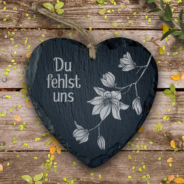 Laden Sie das Bild in den Galerie-Viewer, Grabschmuck Schieferherz. Mit Magnolie Gravur und Trauerspruch.
