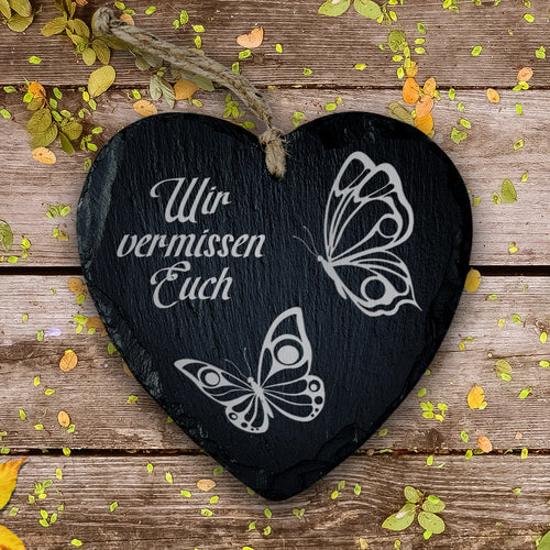 Grabdeko Schieferherz mit Schmetterlinge Gravur & Trauerspruch.