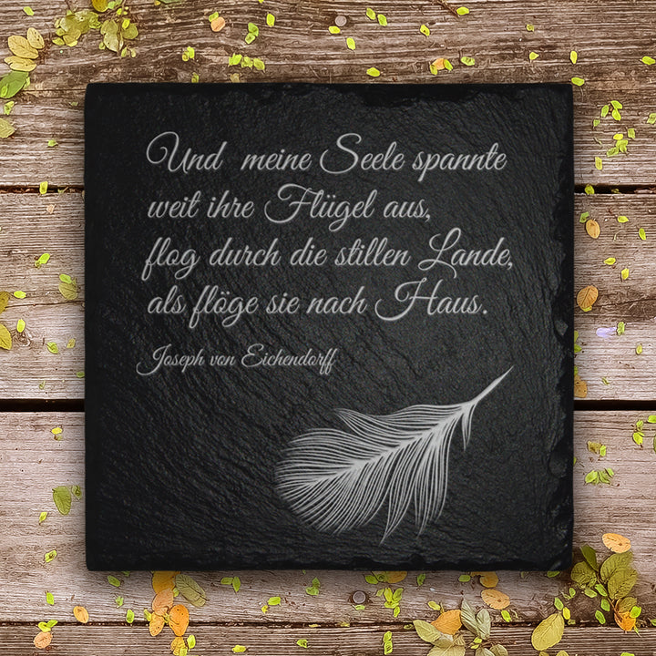 Wetterfester Grabschmuck aus Schiefer mit Gravur | Design Feder von MEMORIAM. 