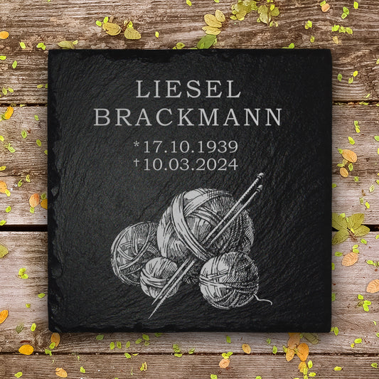 Gedenk- & Trauertafel mit Wollknäuel Gravur und Inschrift | MEMORIAM.