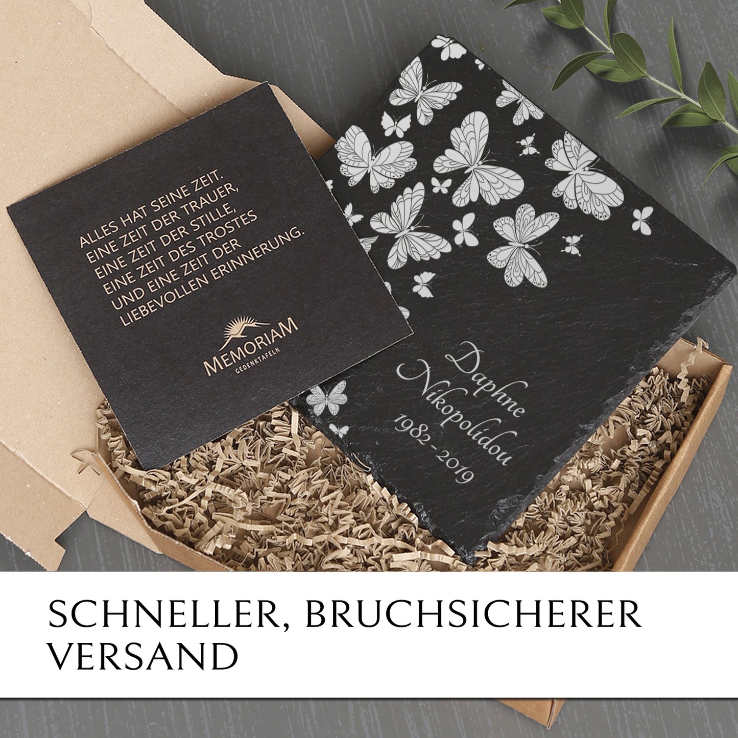Grabplatte mit Schmetterlinge und Text nach Wunsch. Aus natürlichem Schiefer gefertigt. Mit MEMORIAM günstig online kaufen.