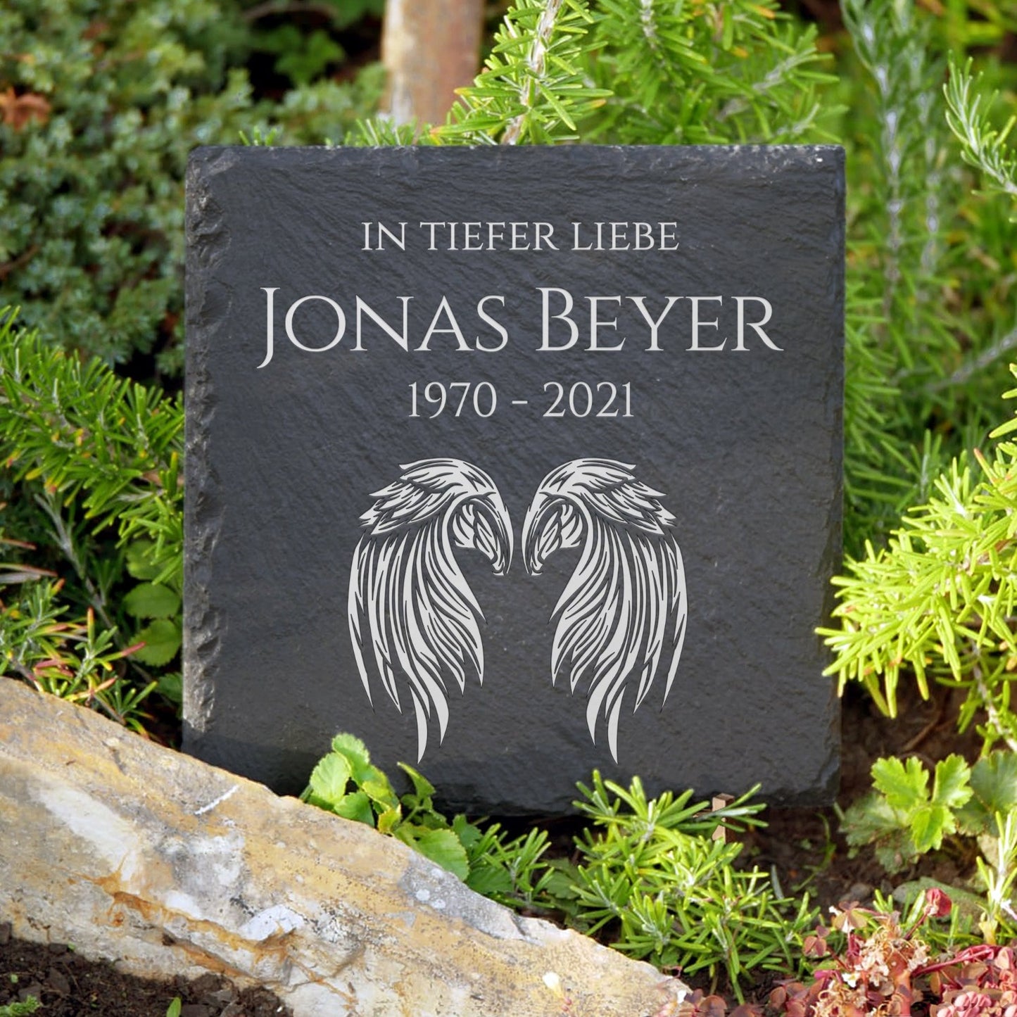 Grabplatte Urnengrab 30x30 mit Engel-Flügel & Name online bestellen | MEMORIAM.