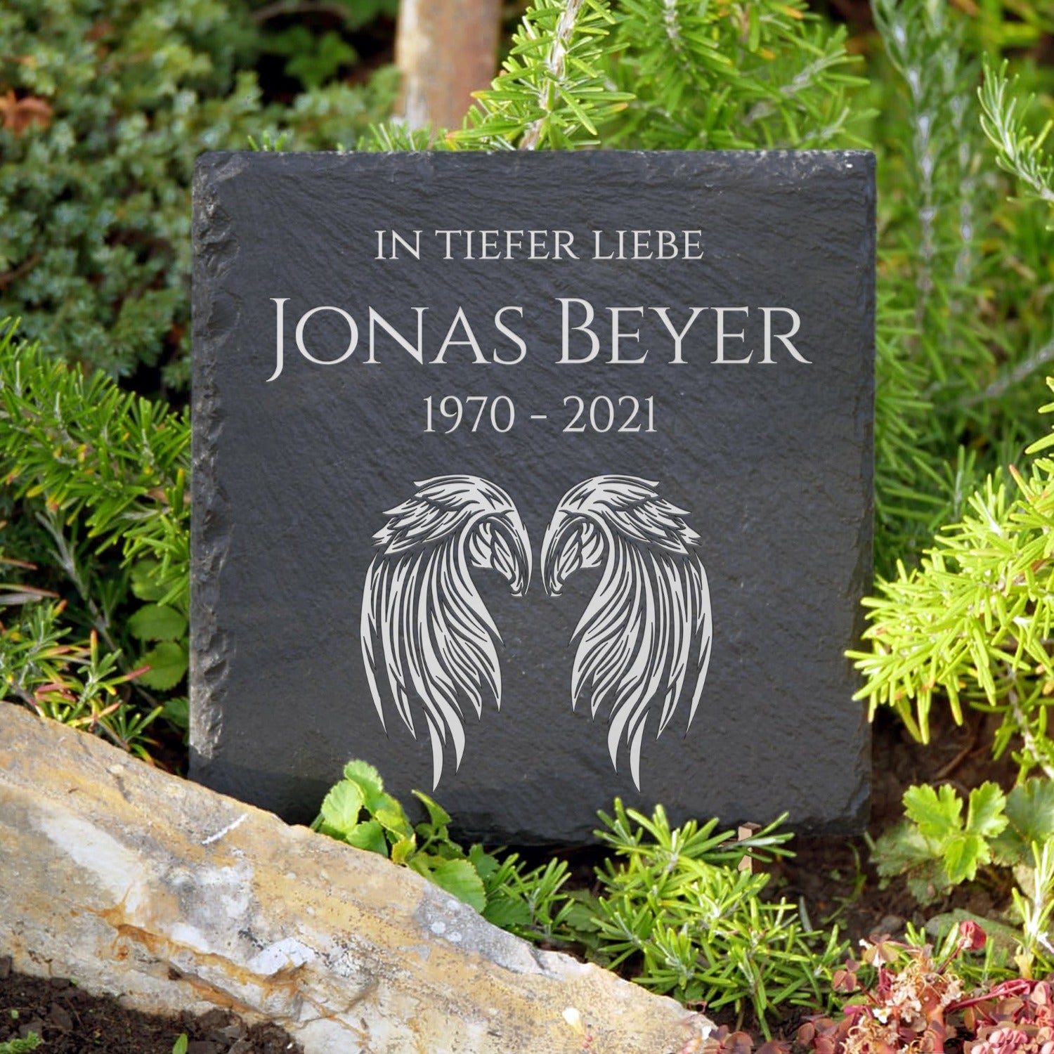 Grabplatte Urnengrab 30x30 mit Engel-Flügel & Name online bestellen | MEMORIAM.