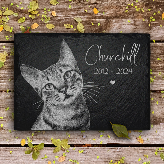 Katzen Grabstein mit Foto Gravur und Inschrift. Aus natürlichem Schiefer.  Mit MEMORIAM online bestellen.