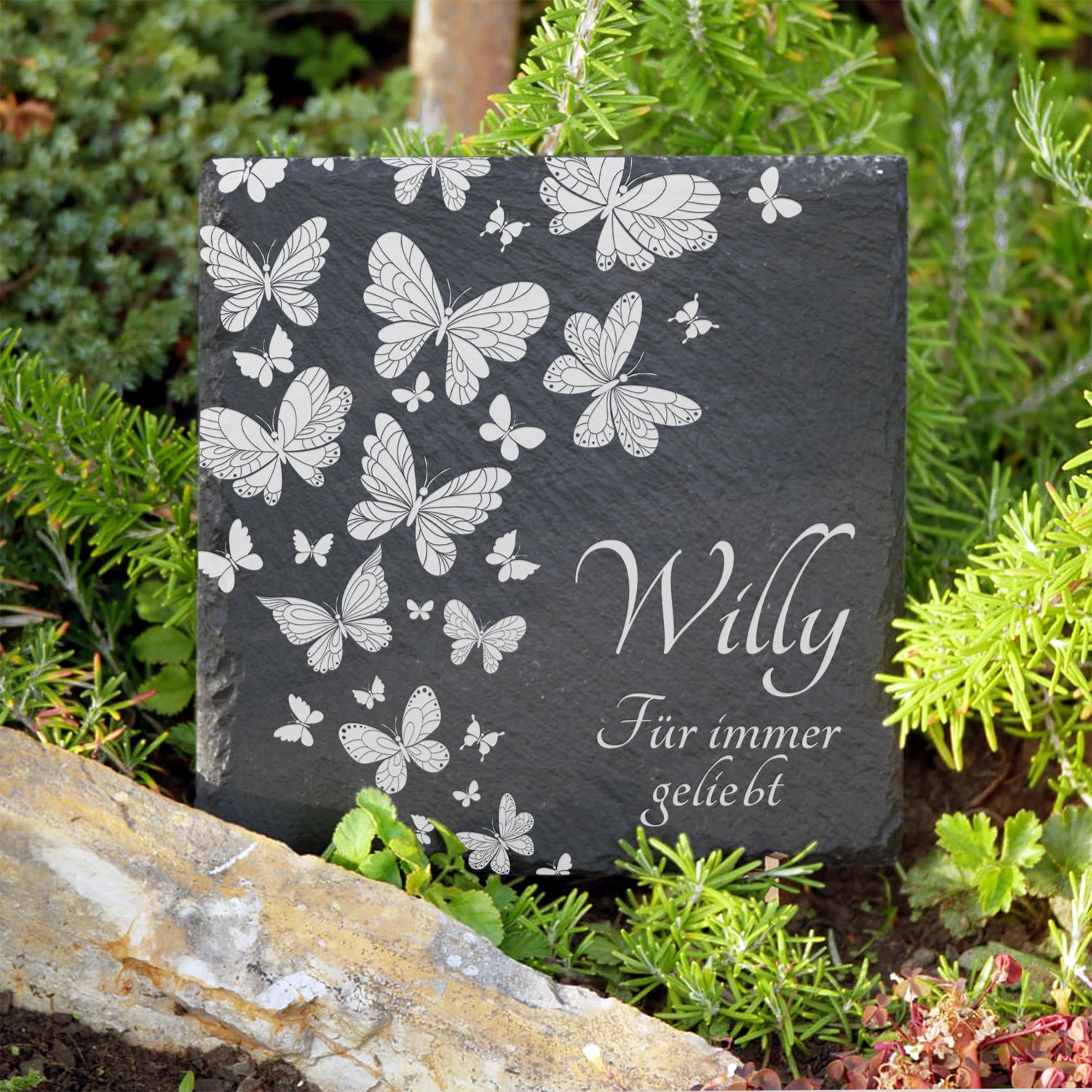 Schmetterling Grabplatte mit Beschriftung nach Wunsch. Aus natürlichem Schiefer gefertigt. Mit MEMORIAM preiswert online kaufen.