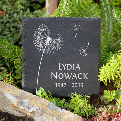 Grabplatte 30x30 cm mit Pusteblume und Inschrift von Memoriam Gedenktafeln.