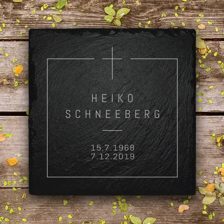 Urnengrab Grabplatte aus Schiefer mit Kreuzrahmen und Inschrift von MEMORIAM Gedenktafeln.