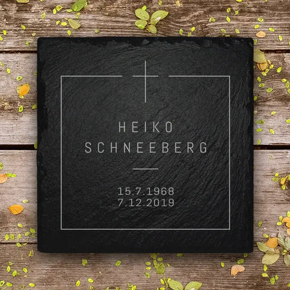 Urnengrab Grabplatte aus Schiefer mit Kreuzrahmen und Inschrift von MEMORIAM Gedenktafeln.