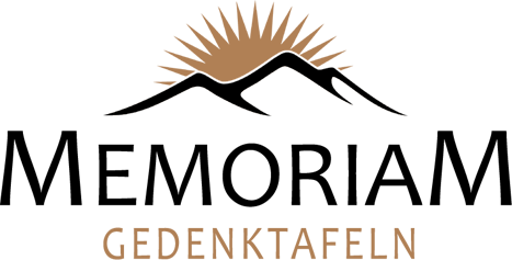 Logo von Memoriam Gedenktafel. Berge mit einer aufgehenden Sonne dahinter