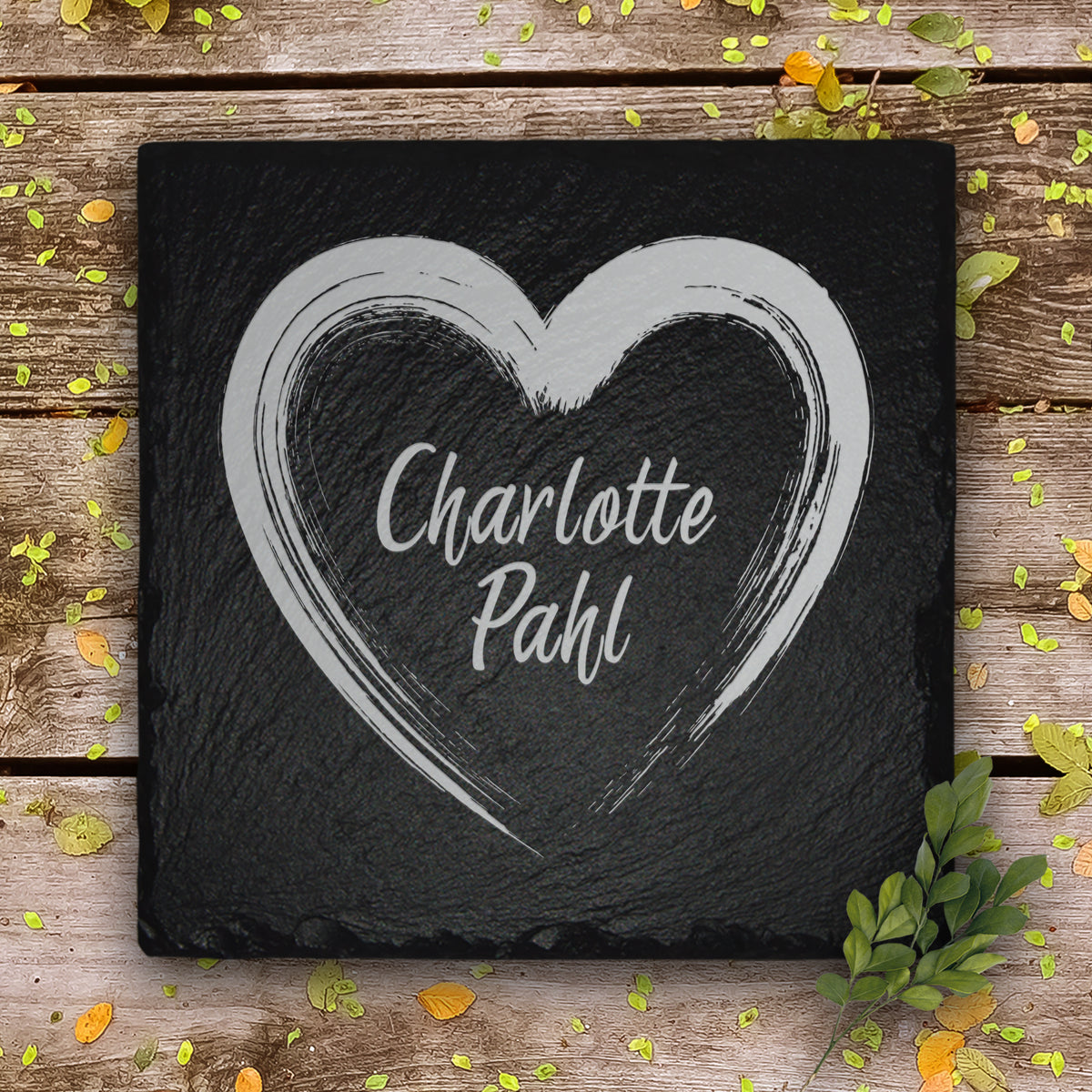 Grabschmuck personalisiert mit Herz Gravur und Name - mit MEMORIAM Gedenktafeln online bestellen.