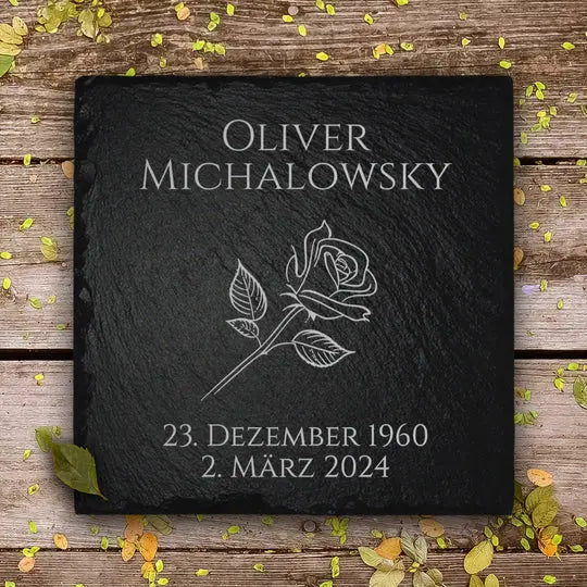 Trauerstein aus Schiefer mit Rose Gravur & Inschrift im Maß 20x20 cm. Von MEMORIAM Gedenktafeln.