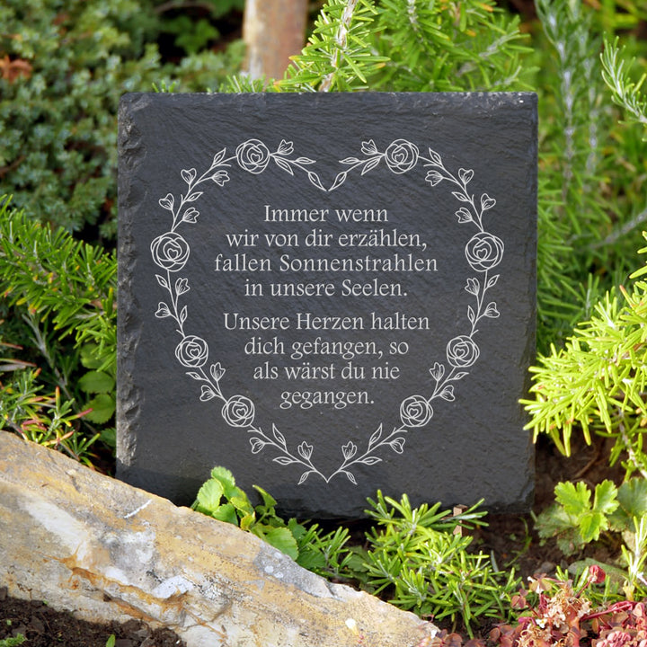 Trauergeschenk mit Herz für Trauerfeier am Grab platzieren | MEMORIAM.