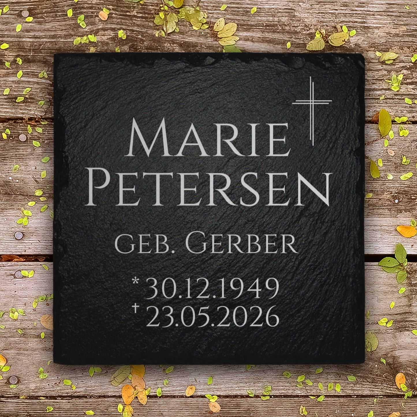 Kleiner Grabstein für Erd- und Urnengrab mit Kreuz Gravur und Beschriftung von MEMORIAM Gedenktafeln.