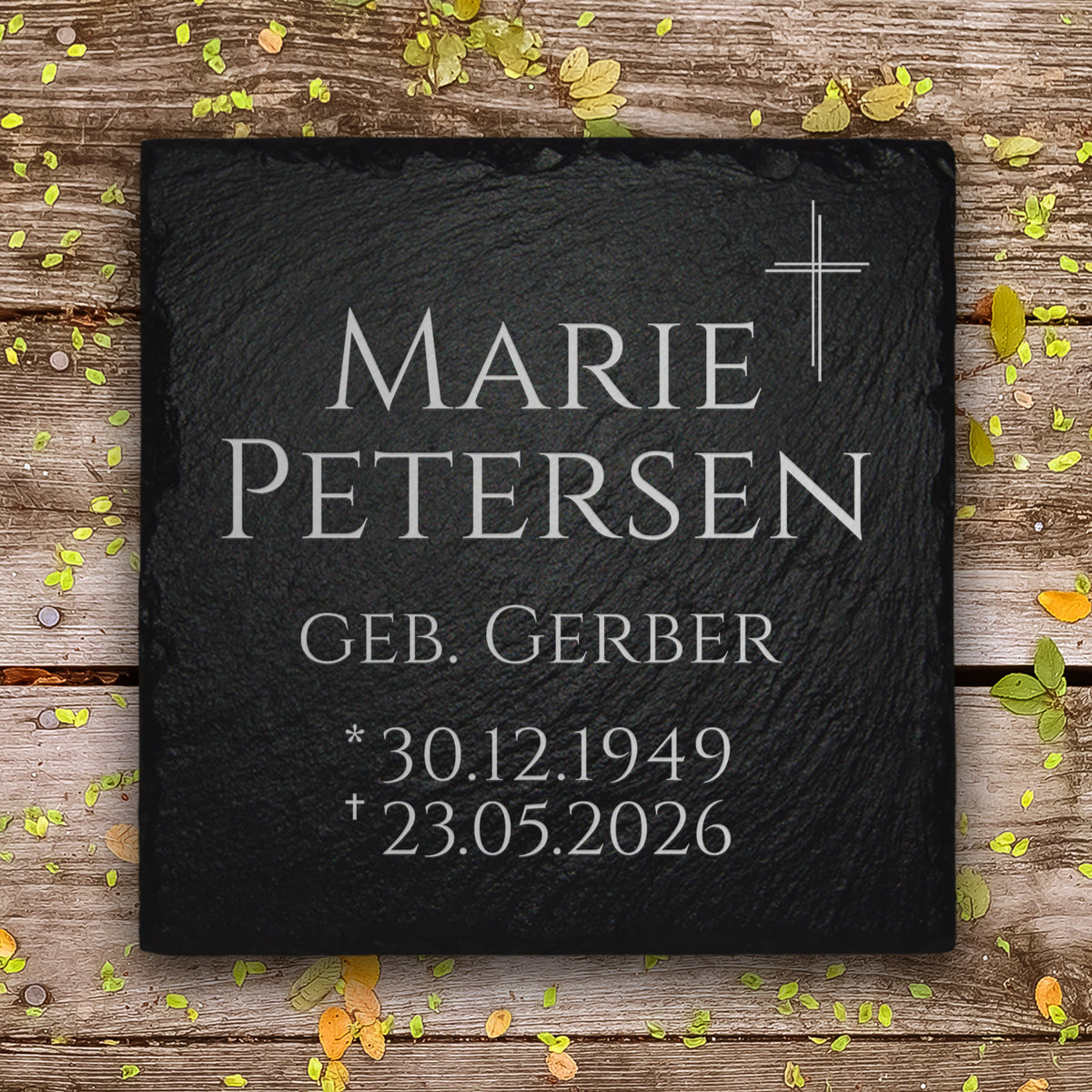 Kleiner Grabstein für Erd- und Urnengrab mit Kreuz Gravur und Beschriftung von MEMORIAM Gedenktafeln.