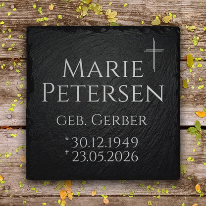 Kleiner Grabstein für Erd- und Urnengrab mit Kreuz Gravur und Beschriftung von MEMORIAM Gedenktafeln.