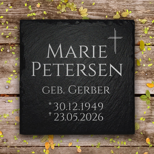 Kleiner Grabstein für Erd- und Urnengrab mit Kreuz Gravur und Beschriftung von MEMORIAM Gedenktafeln.
