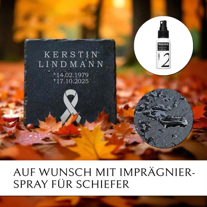 Gedenktafel für Grab. Aus Schiefer mit Beschriftung und Trauerschleife Symbol. Von MEMORIAM.